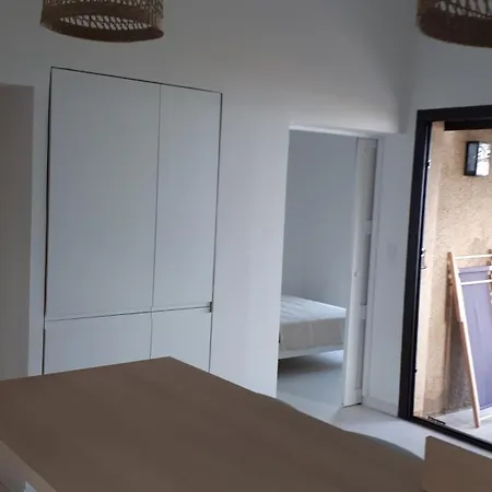Holiday home Maison Pied Dans L'eau